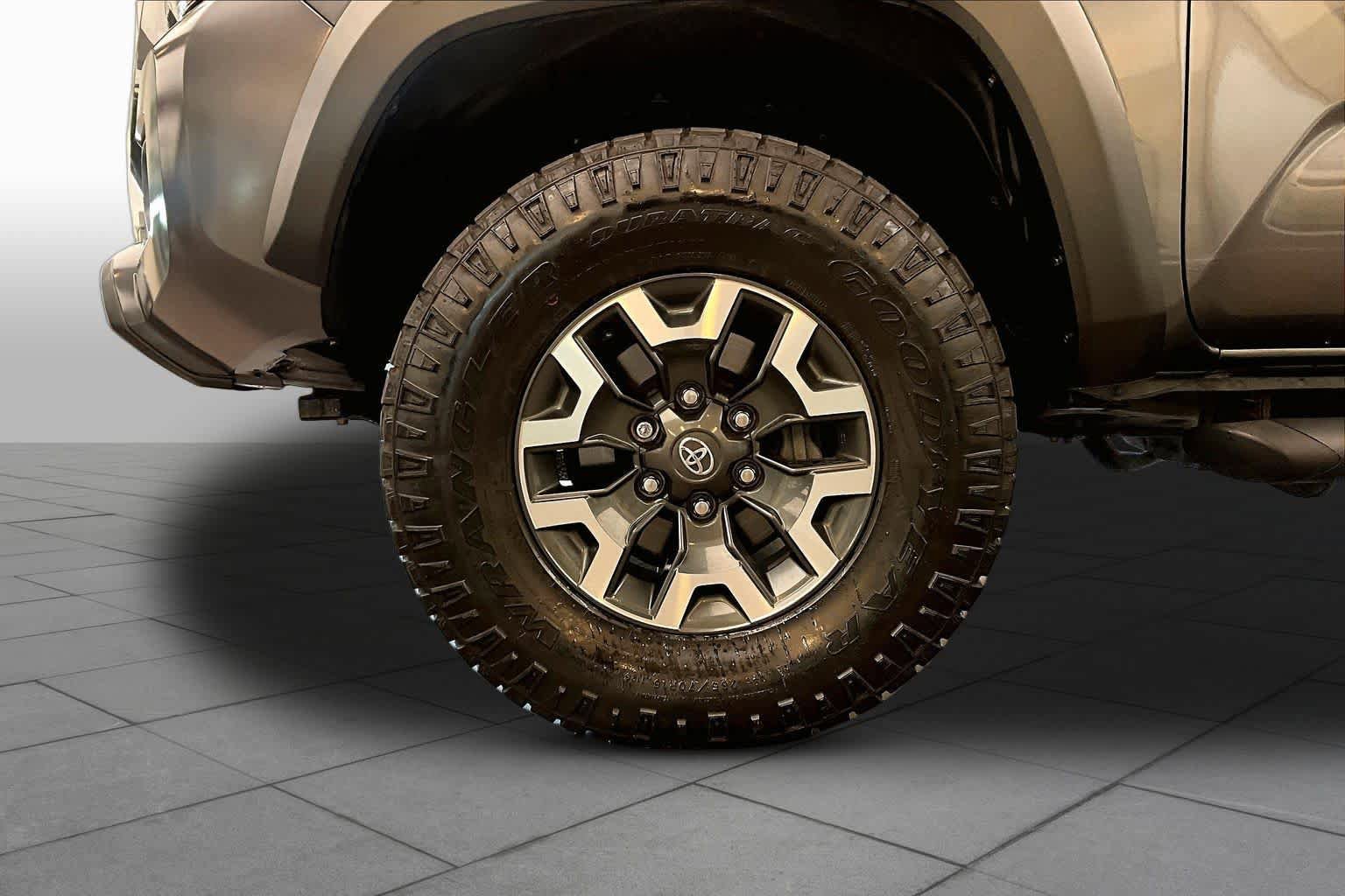 Used 2023 Toyota Tacoma TRD Off-Road w/ TRD Premium Off Road Package AWD/4WD image 11
