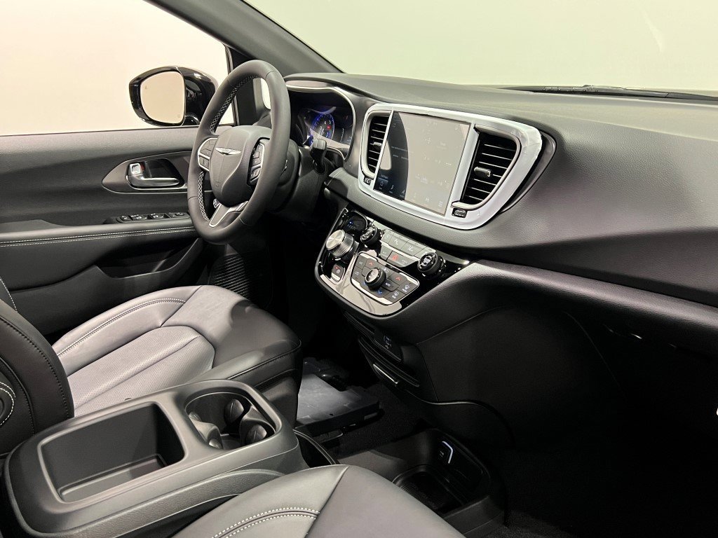 New 2026 Chrysler Voyager LX image 33