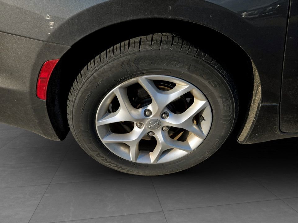 Used 2018 Chrysler Pacifica Touring Plus w/ Tire & Wheel Group FWD image 32