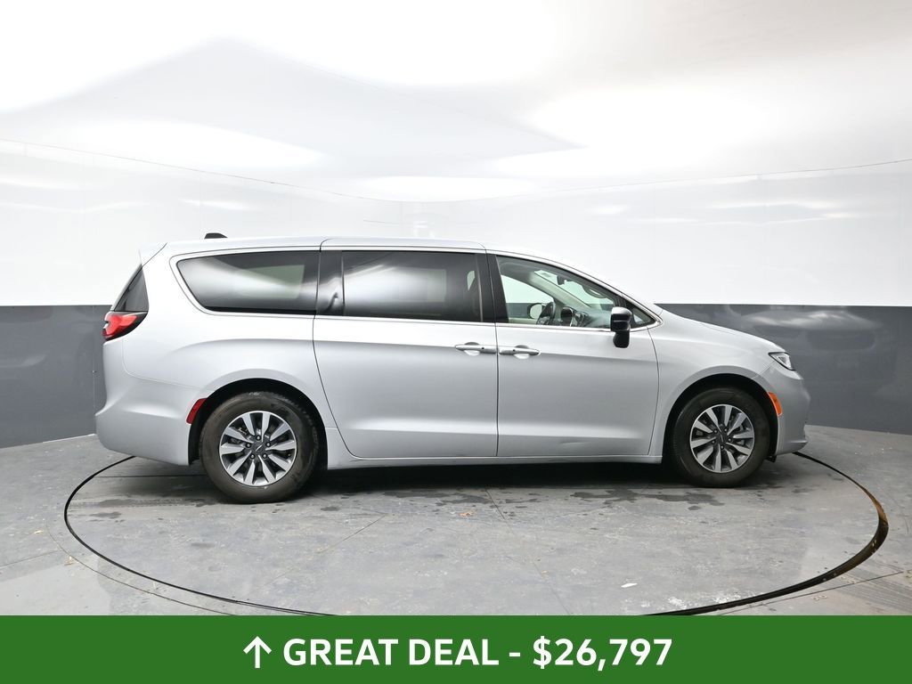 Used 2024 Chrysler Pacifica Select image 2