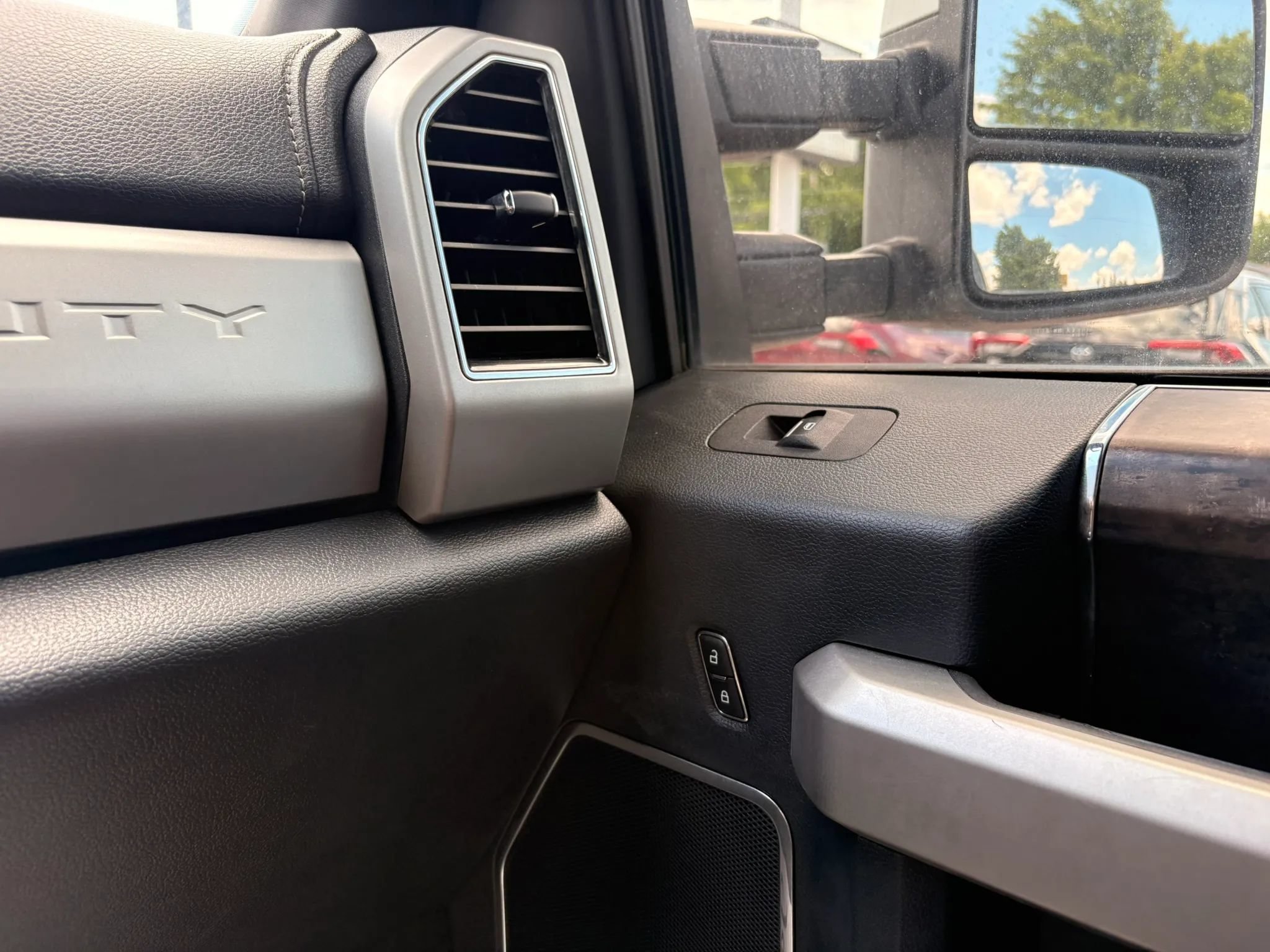Used 2022 Ford F250 Lariat w/ Lariat Value Package AWD/4WD image 25