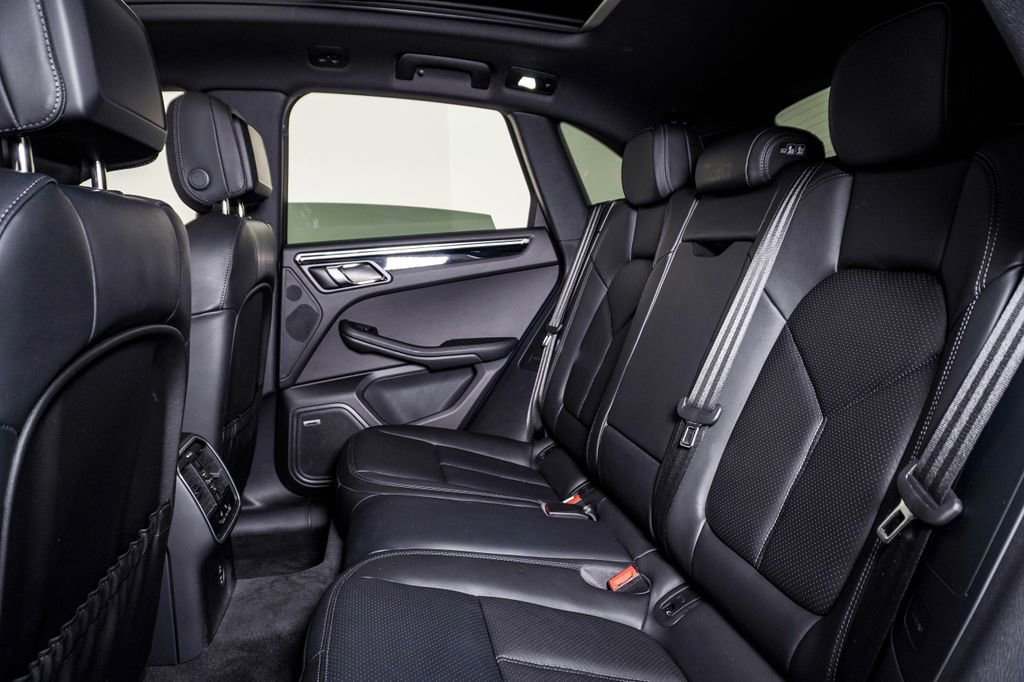 Certified 2025 Porsche Macan image 17