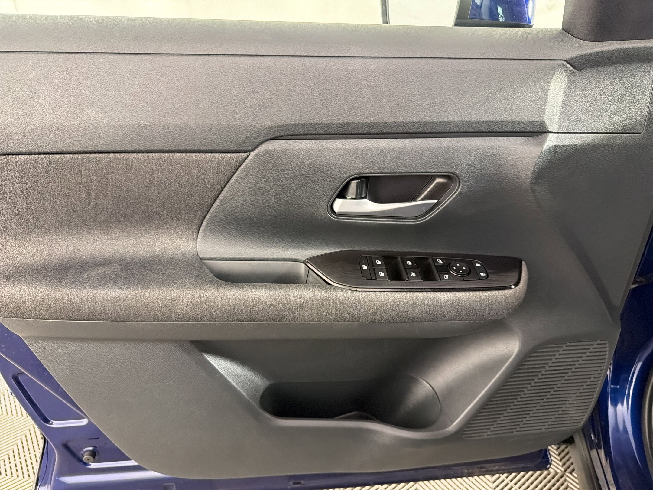 Used 2025 Nissan Kicks SV image 13