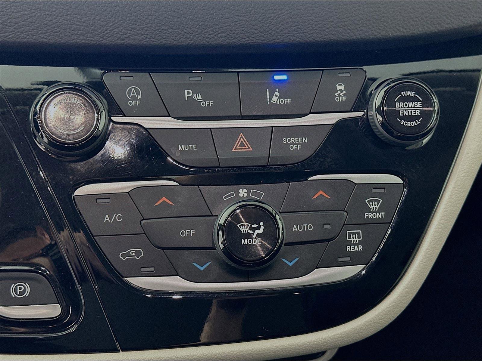 Used 2024 Chrysler Pacifica Touring-L FWD image 9