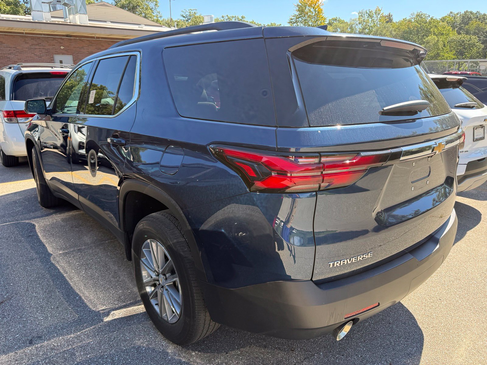 Used 2023 Chevrolet Traverse LT FWD image 4