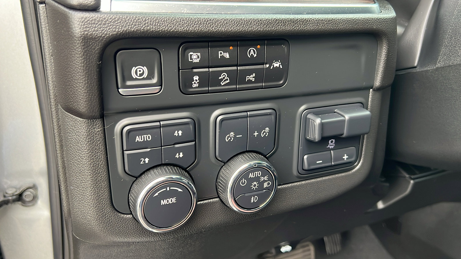 Certified 2025 Chevrolet Tahoe Z71 w/ Comfort Package image 34