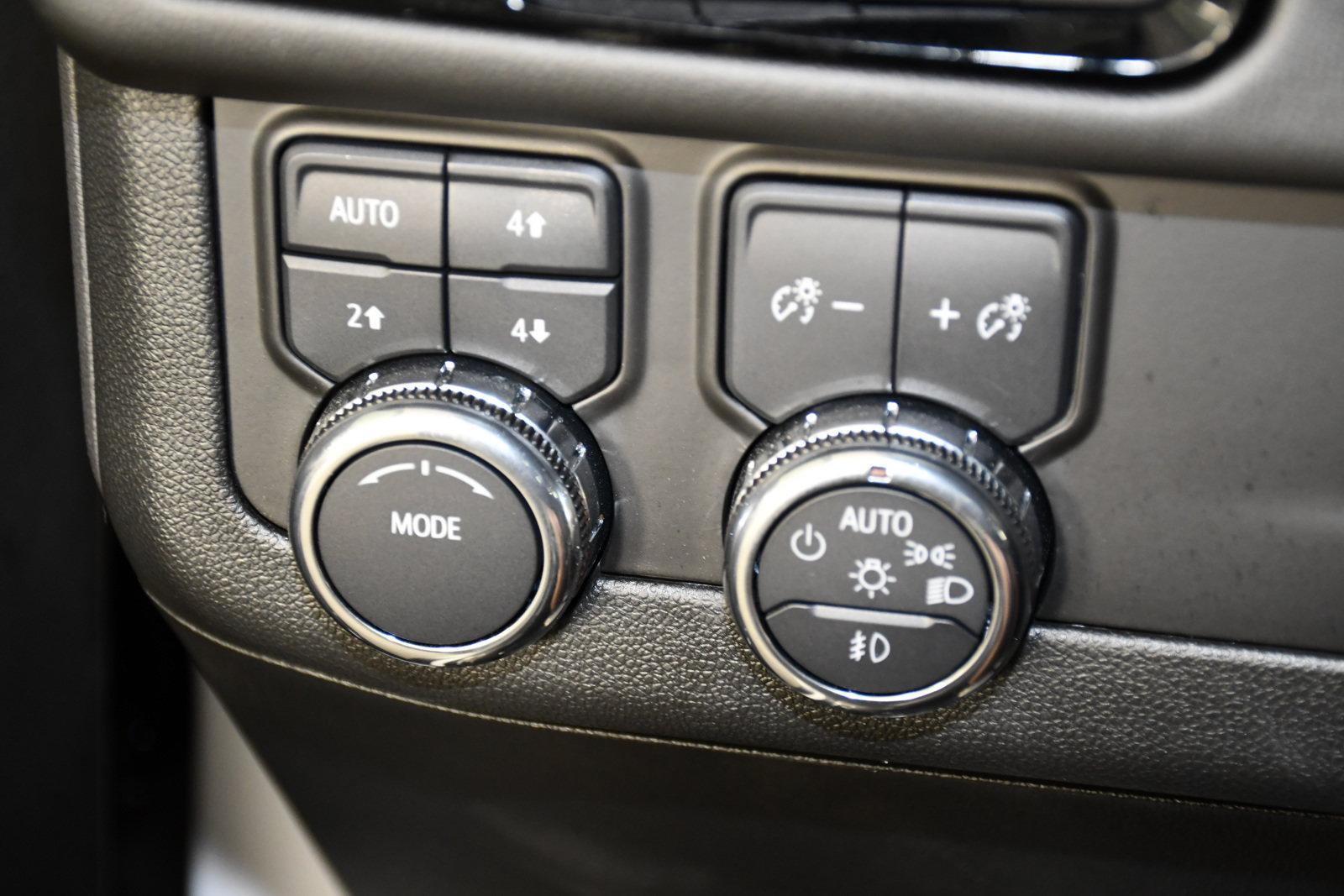 Used 2025 GMC Yukon AT4 AWD/4WD image 37