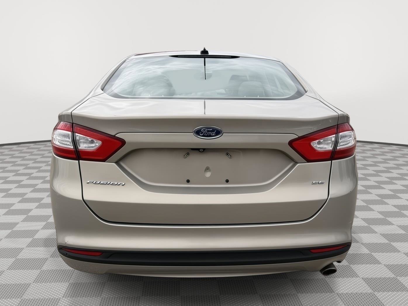 Used 2015 Ford Fusion SE image 6