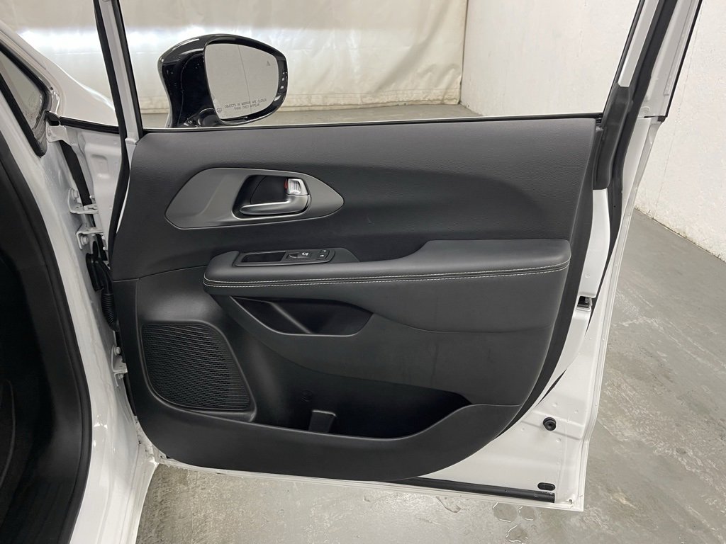 Used 2025 Chrysler Pacifica Select image 10