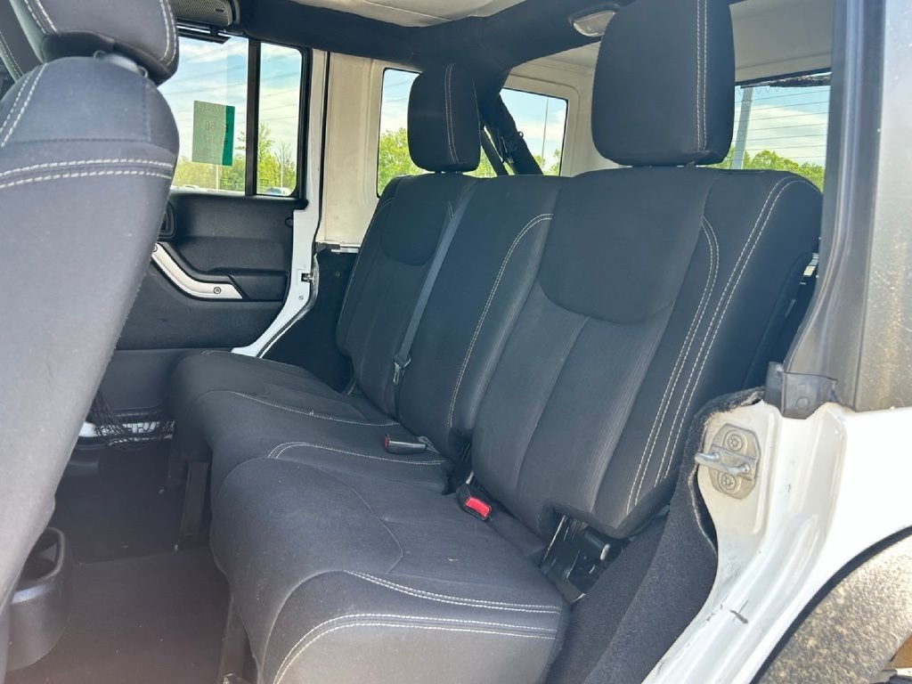 Used 2015 Jeep Wrangler Unlimited Rubicon w/ Connectivity Group AWD/4WD image 16