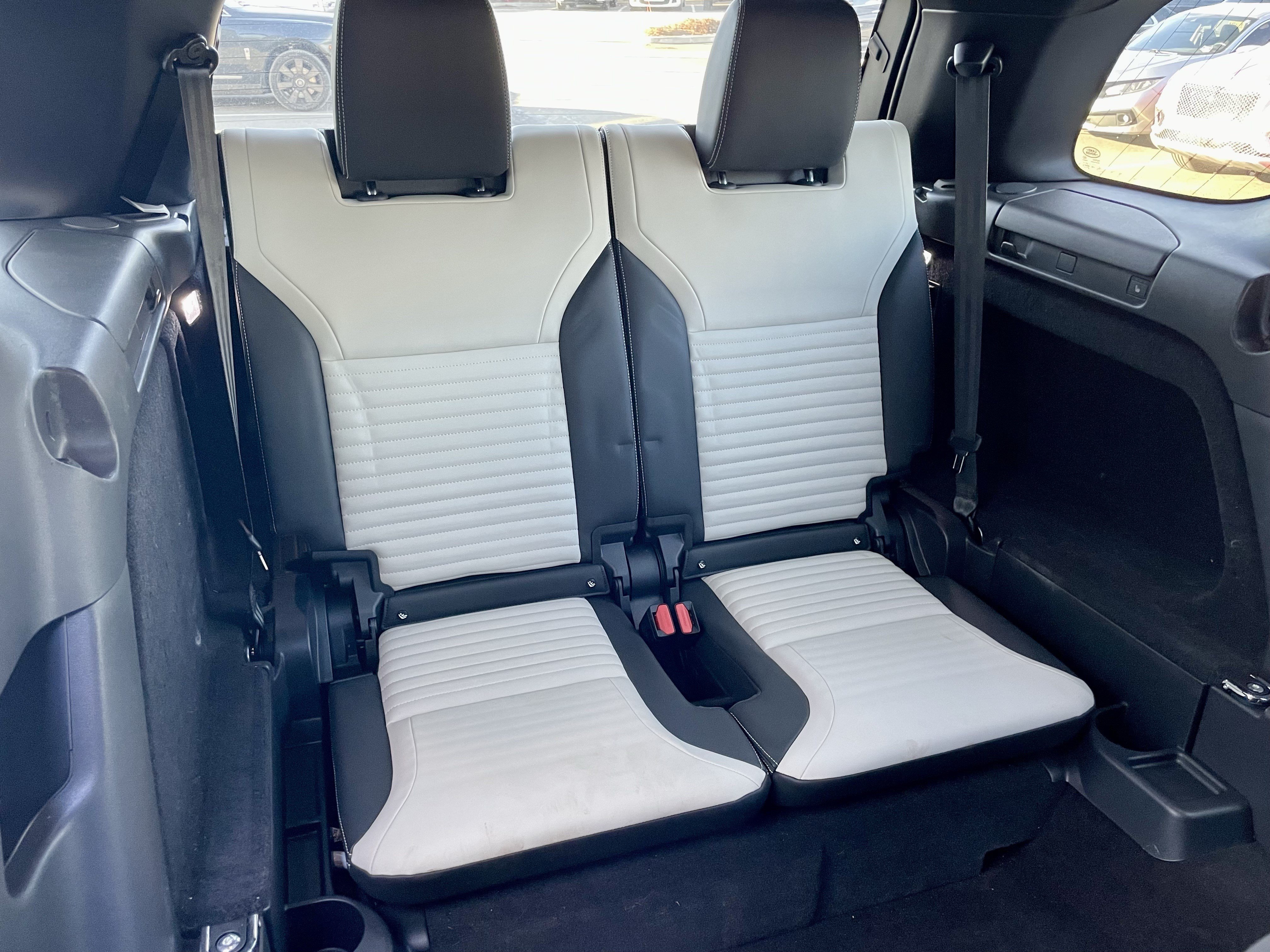 Certified 2025 Land Rover Discovery Metropolitan Edition AWD/4WD image 33