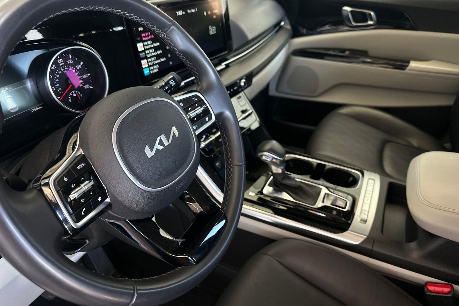 Used 2023 Kia Carnival EX image 10