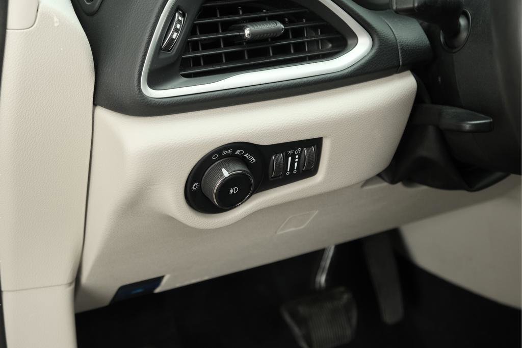 Used 2023 Chrysler Pacifica Touring-L FWD image 16