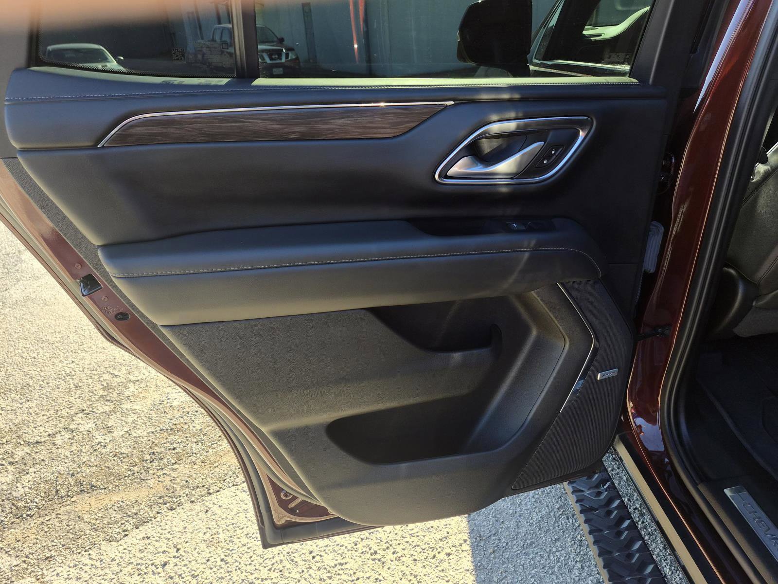Used 2022 Chevrolet Tahoe Z71 w/ Luxury Package AWD/4WD image 15