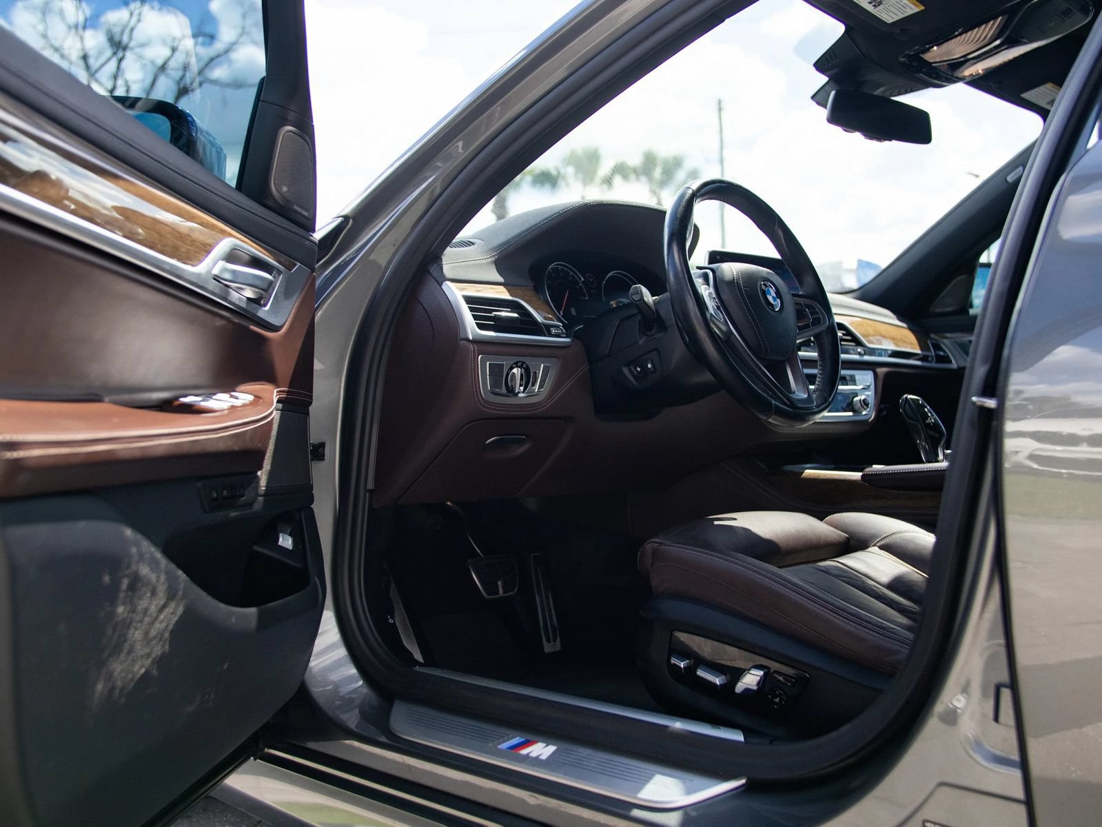 Used 2019 BMW 750i w/ M Sport Package RWD image 17