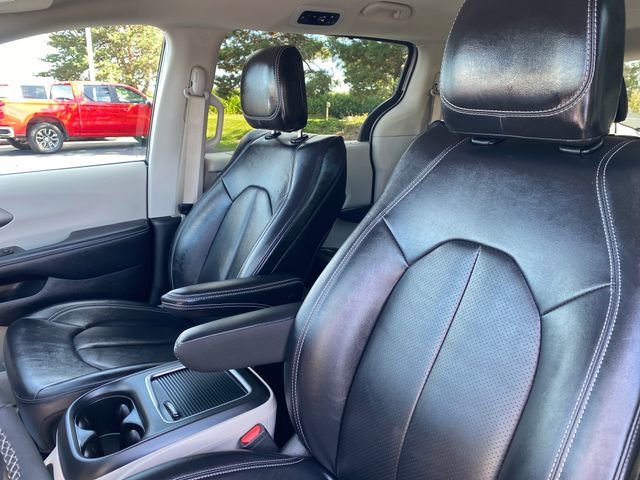 Used 2024 Chrysler Pacifica Touring-L image 13