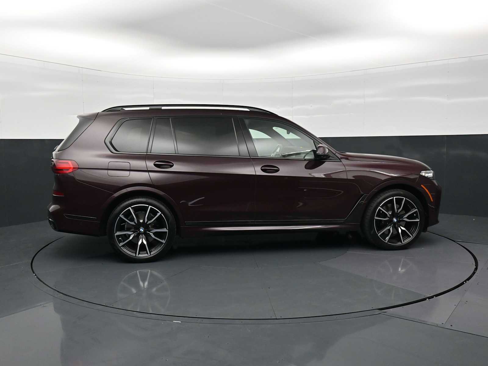 Used 2021 BMW X7 xDrive40i w/ M Sport Package AWD/4WD image 4