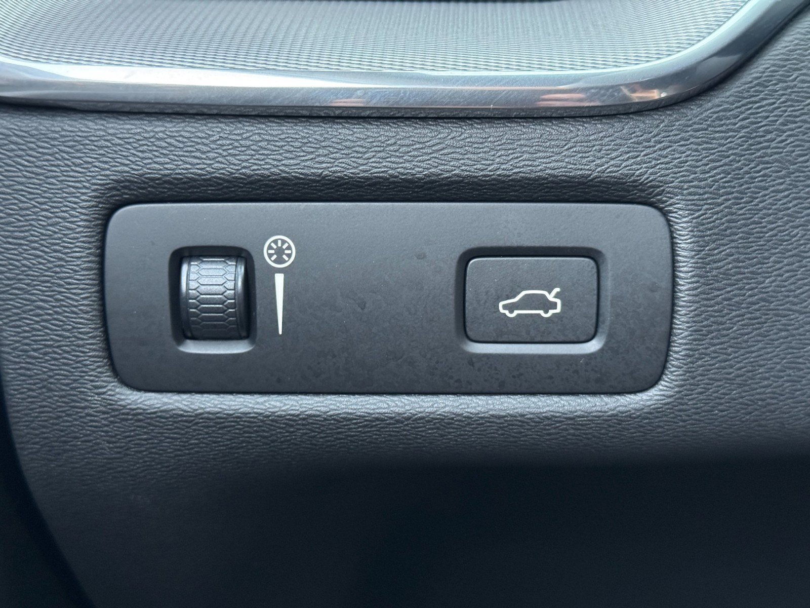 Used 2019 Volvo XC60 T5 R-Design w/ Protection Package image 17