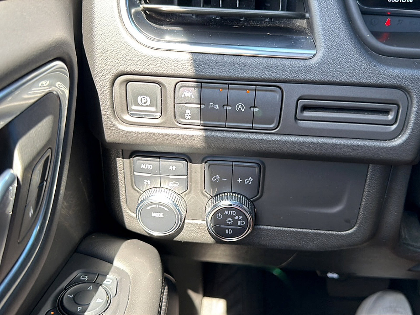 Used 2024 GMC Yukon SLT AWD/4WD image 24