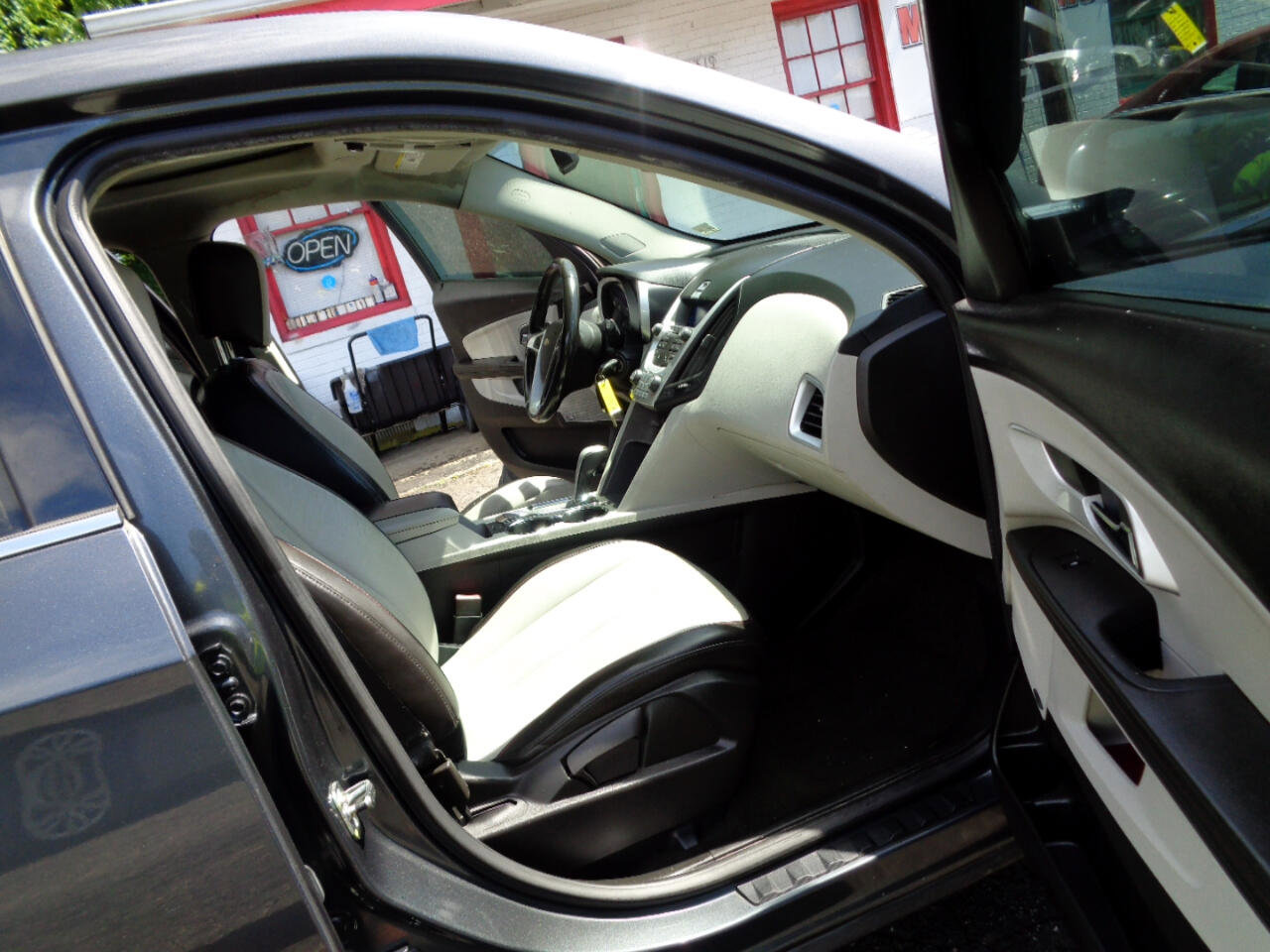 Used 2011 Chevrolet Equinox LT w/ Chrome Appearance Package image 17