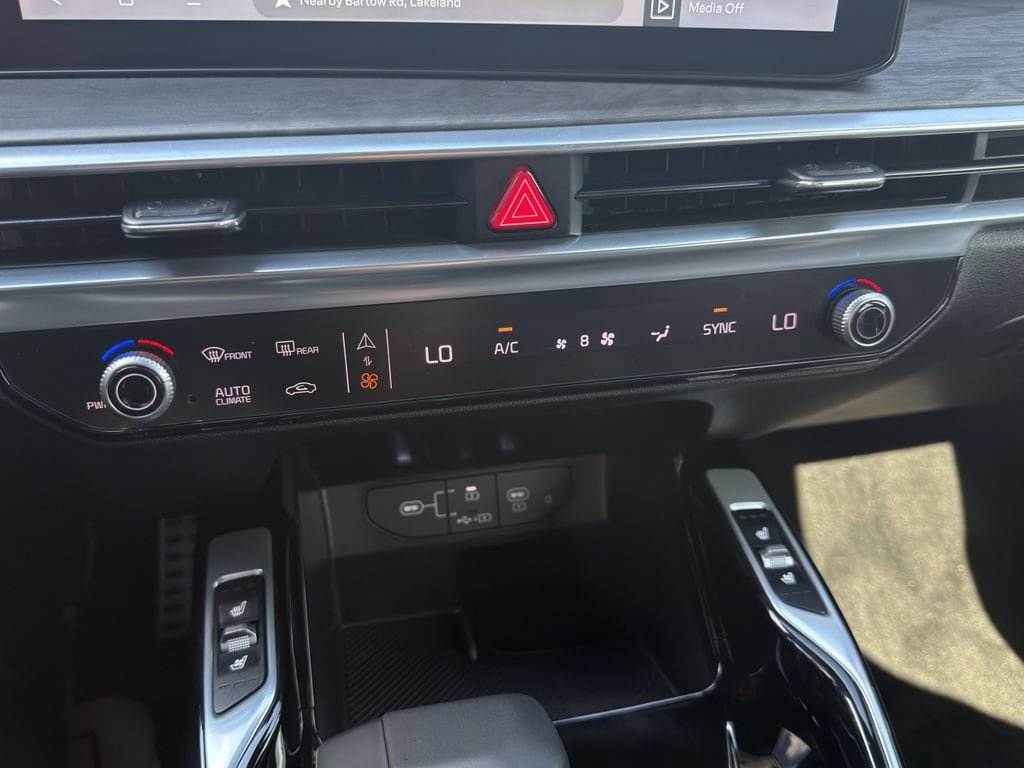 Certified 2025 Kia Sorento SX Prestige AWD/4WD image 36