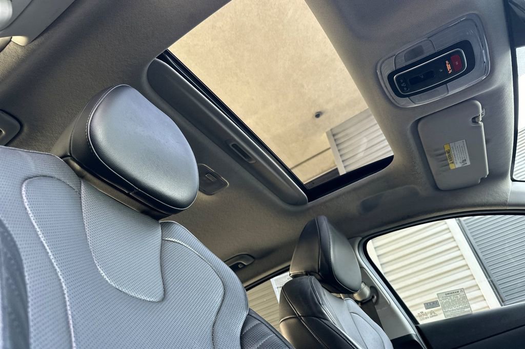 Used 2023 Hyundai Elantra Limited image 16