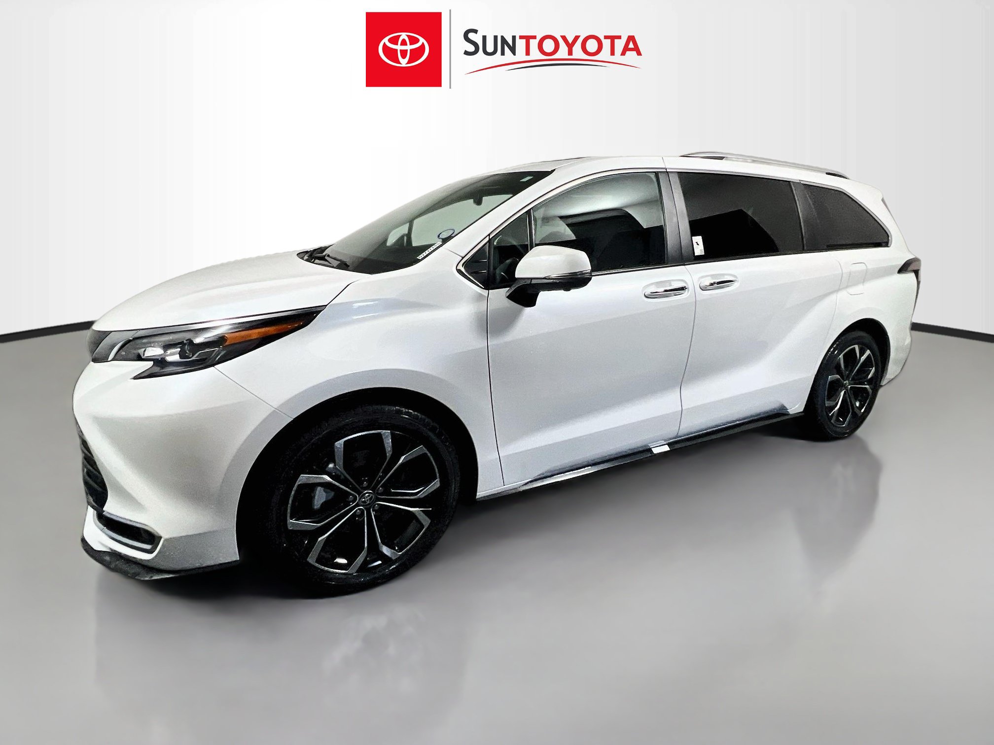 Used 2025 Toyota Sienna Platinum FWD image 9