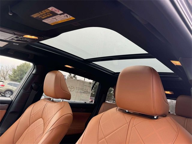 Used 2025 Toyota Highlander Platinum image 19