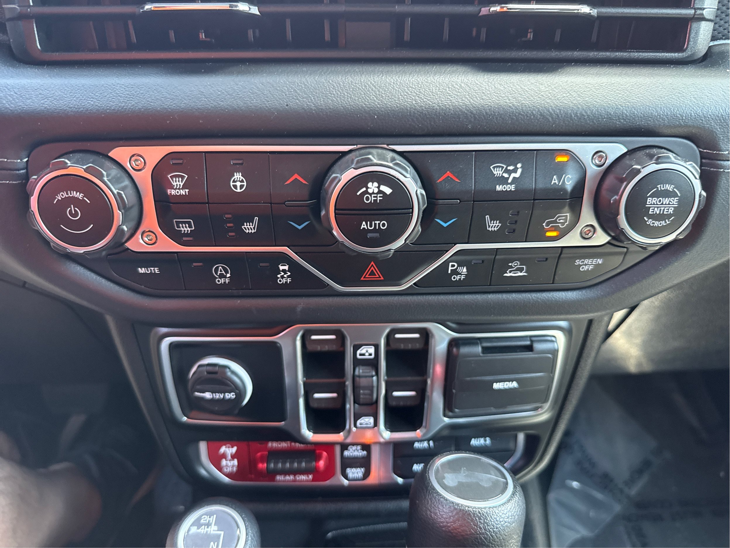 Used 2024 Jeep Wrangler Unlimited Rubicon w/ Technology Group AWD/4WD image 26