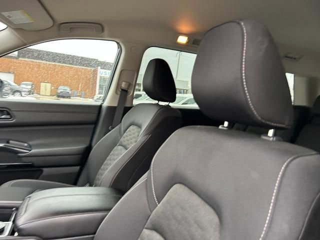 Used 2025 Nissan Pathfinder SV AWD/4WD image 12