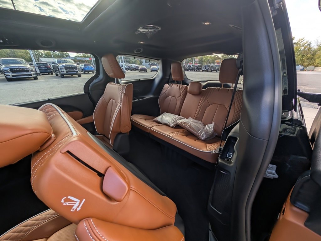 New 2026 Chrysler Pacifica Pinnacle image 17