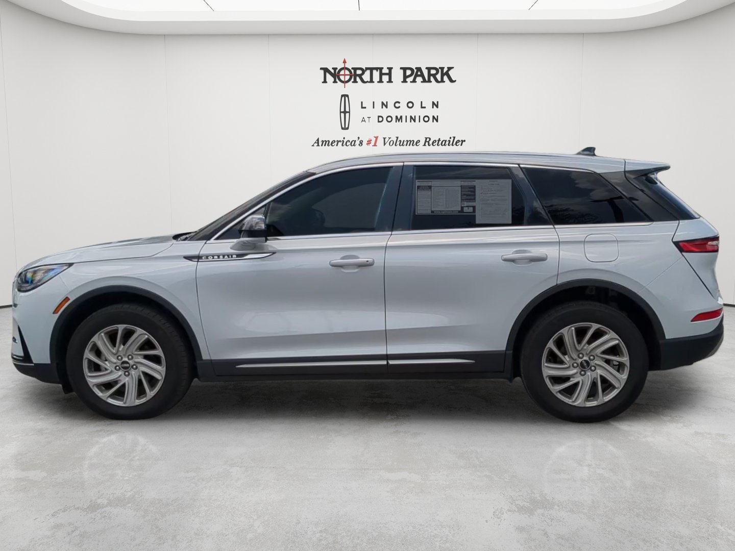 Used 2025 Lincoln Corsair AWD image 2