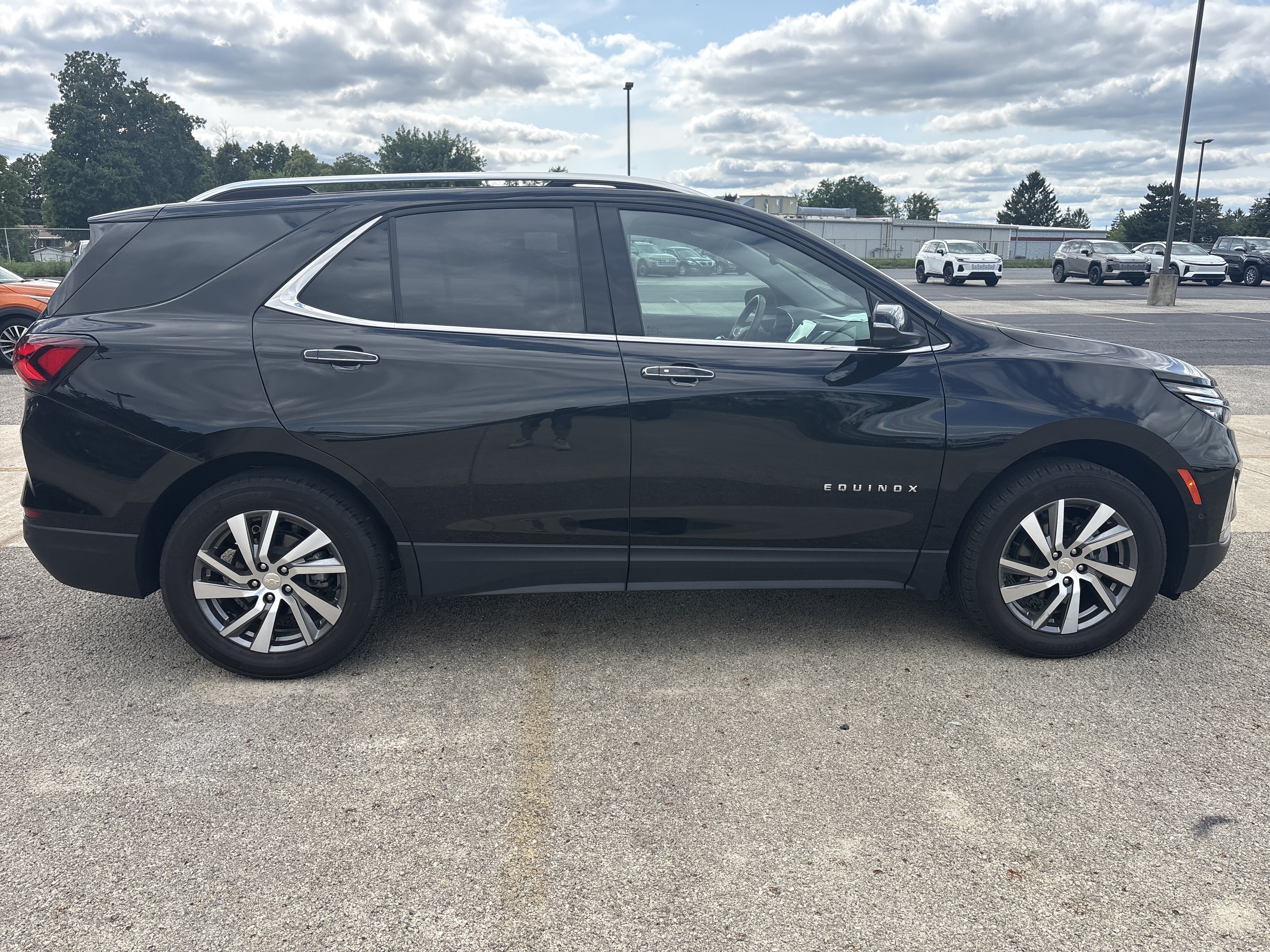 Used 2023 Chevrolet Equinox Premier AWD/4WD image 3