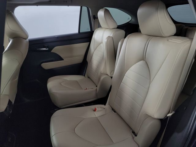 Used 2023 Toyota Highlander XLE FWD image 18