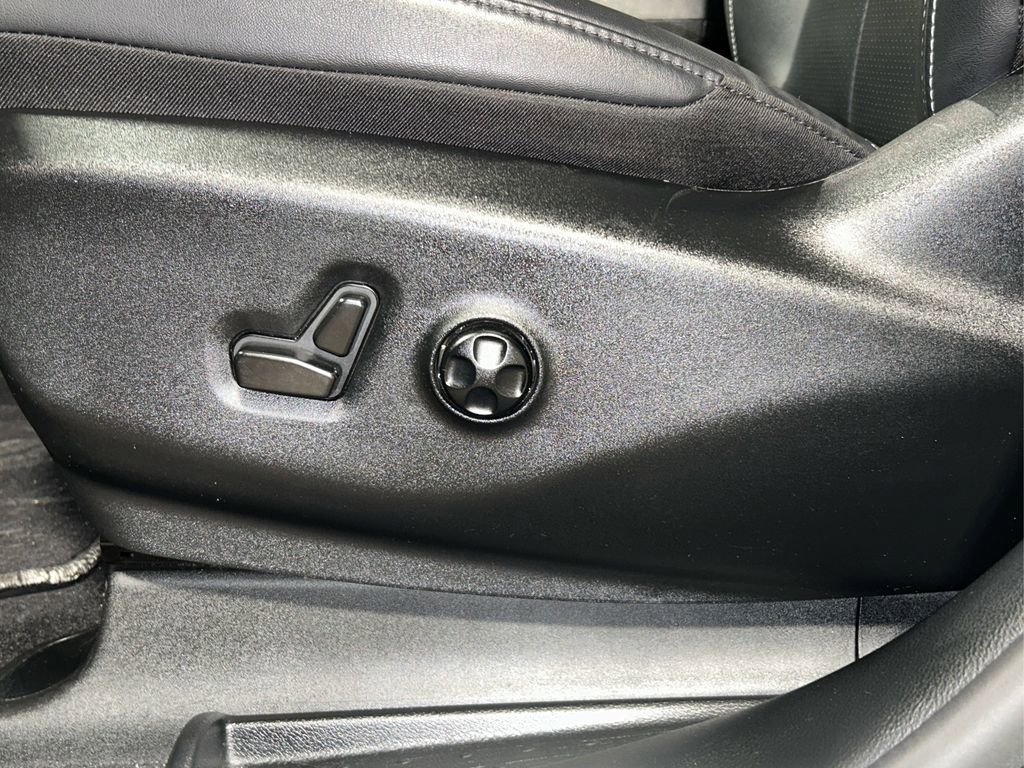 Used 2025 Chrysler Pacifica Select image 28