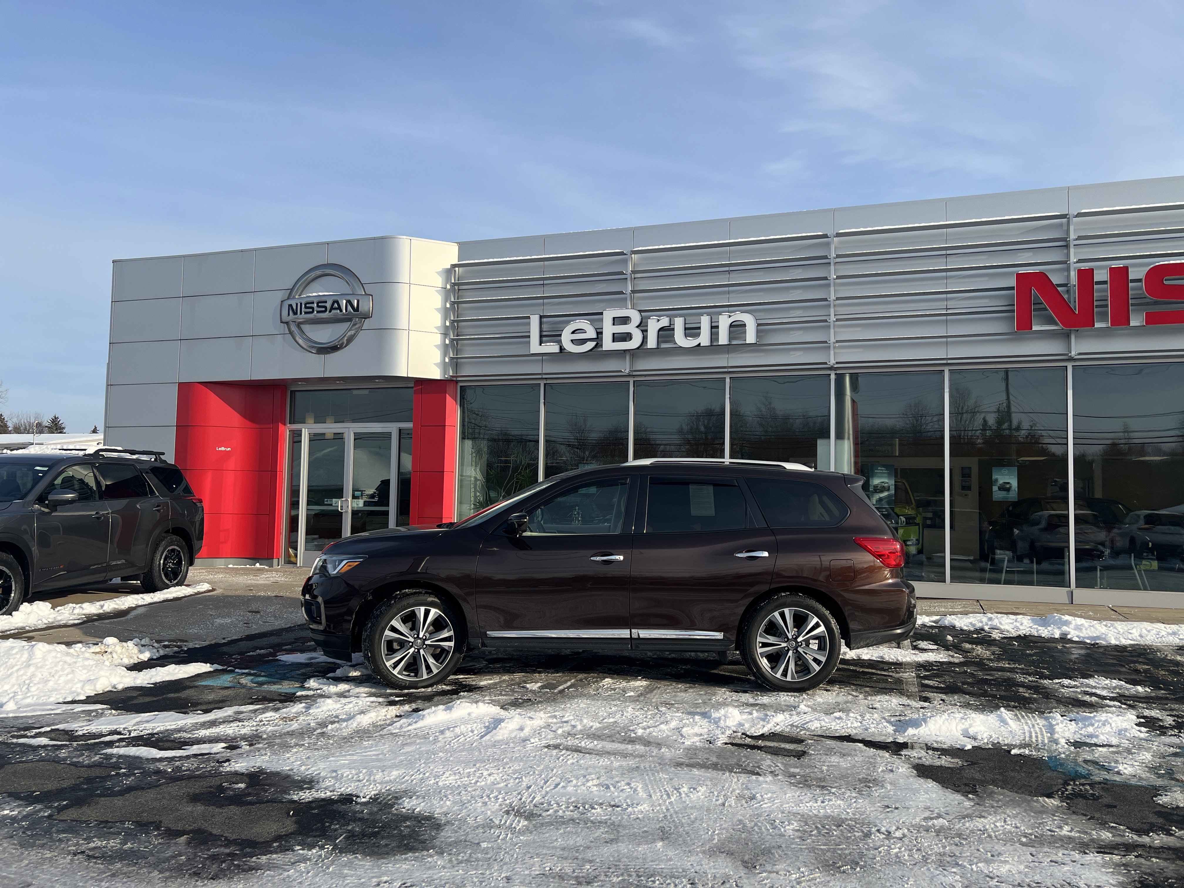 Used 2019 Nissan Pathfinder Platinum image 2