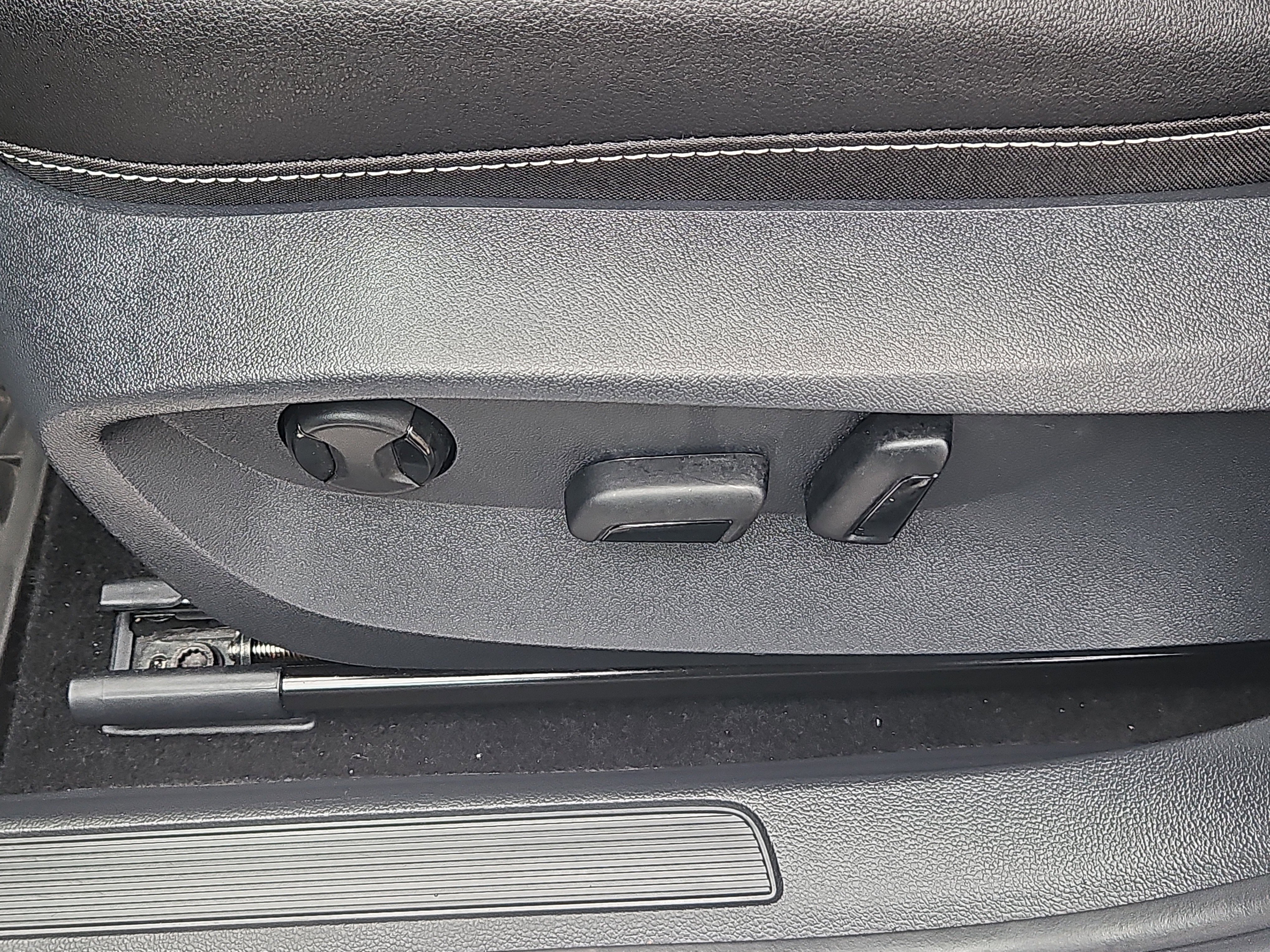 Used 2025 Volkswagen Taos SEL image 16