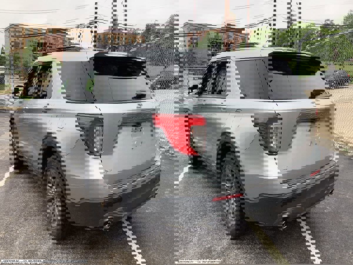 Used 2022 Ford Explorer XLT w/ Equipment Group 202A RWD image 4