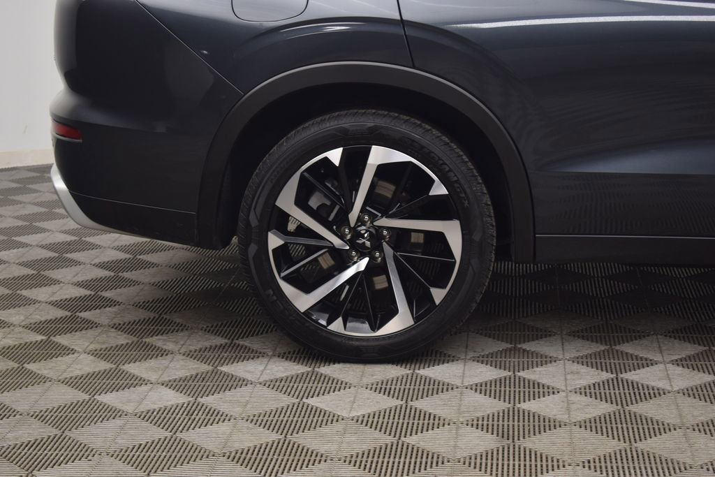 Used 2024 Mitsubishi Outlander SE Black Edition image 28