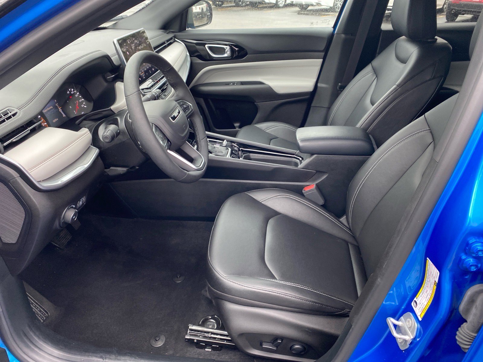 Used 2025 Jeep Compass Limited image 9