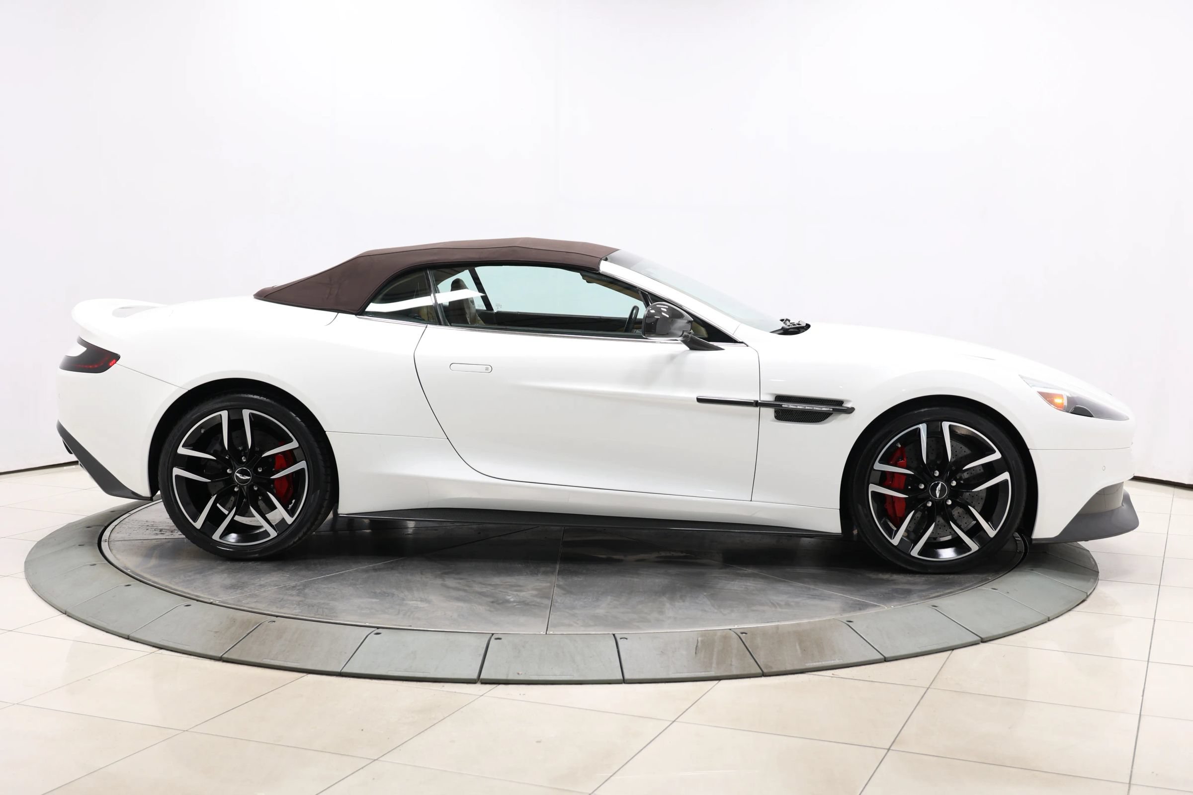 Used 2015 Aston Martin Vanquish Volante RWD image 51