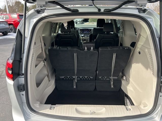 Used 2024 Chrysler Pacifica Touring-L image 8