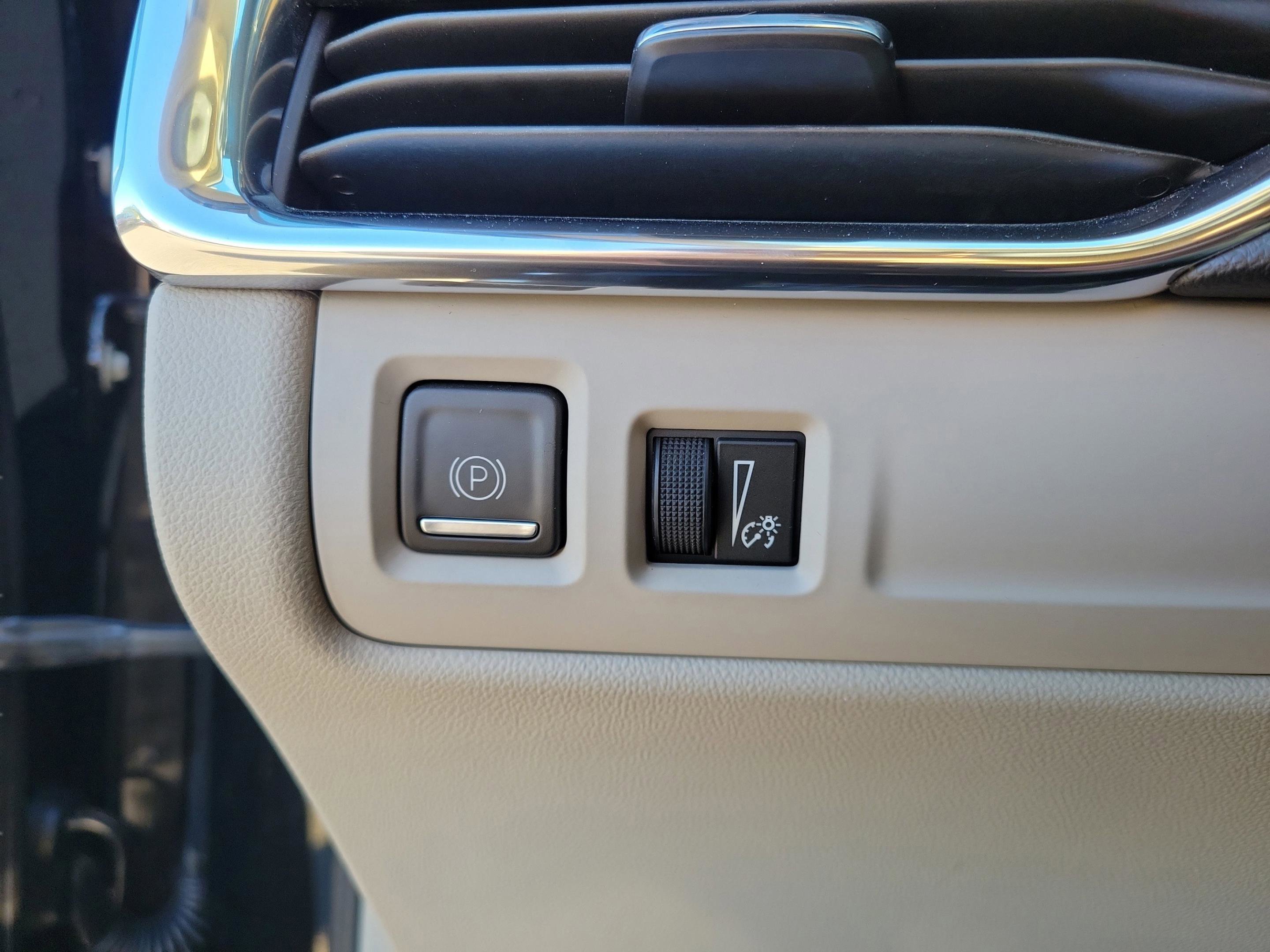 Used 2022 Cadillac XT4 Premium Luxury w/ Enhanced Visibility Package image 25