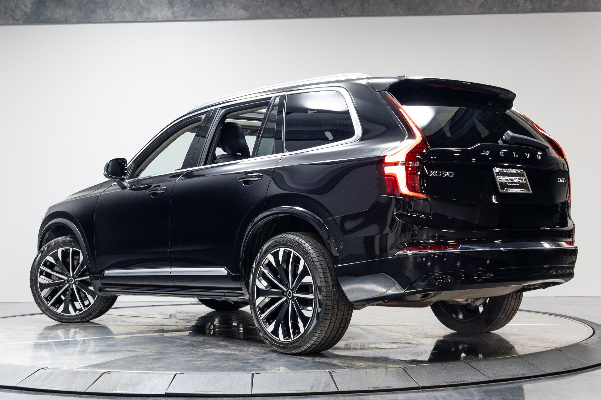 Used 2025 Volvo XC90 B6 Plus image 56