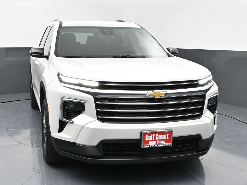 Used 2024 Chevrolet Traverse LT image 3