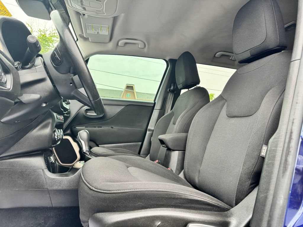 Used 2016 Jeep Renegade Latitude w/ Cold Weather Group FWD image 17
