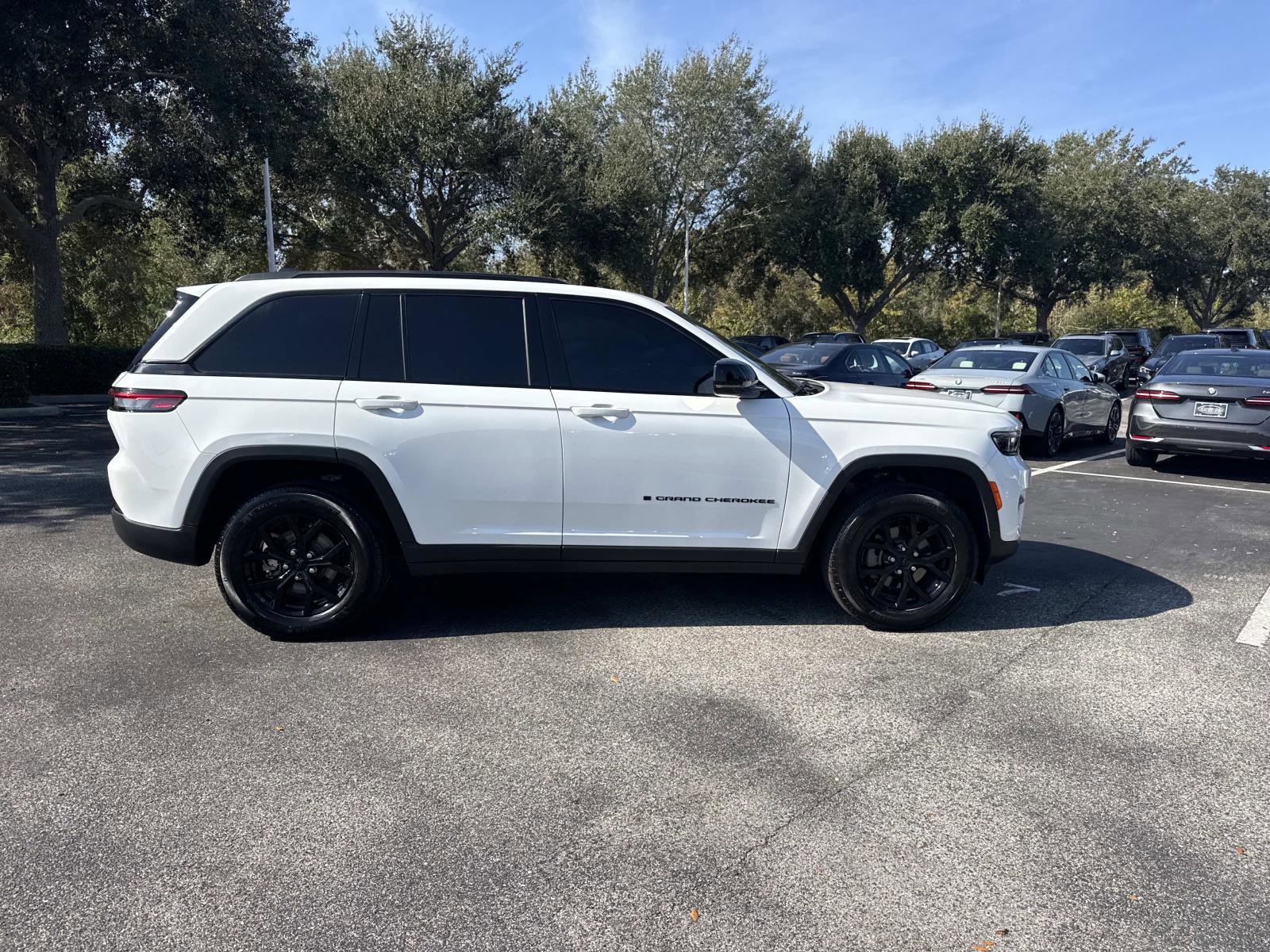 Used 2024 Jeep Grand Cherokee Altitude image 3