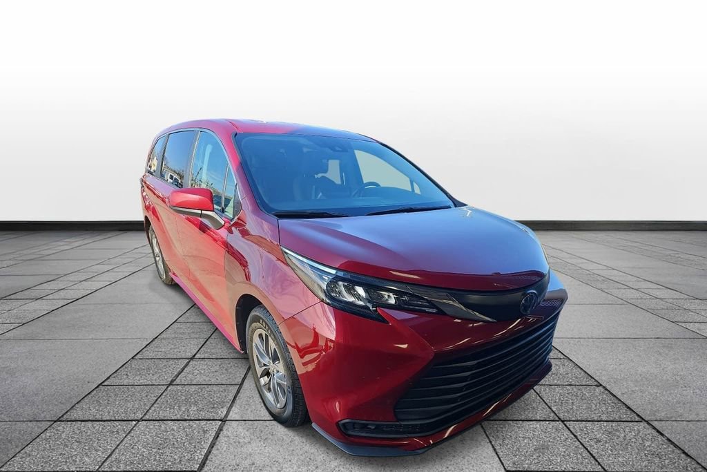 Used 2024 Toyota Sienna LE image 3