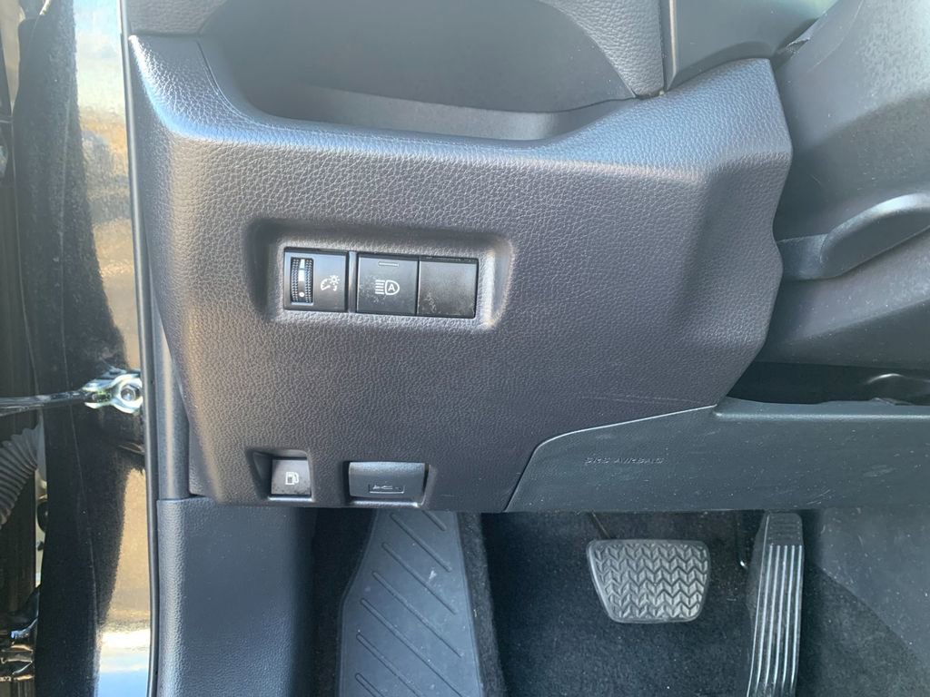Used 2025 Toyota RAV4 XLE AWD/4WD image 30