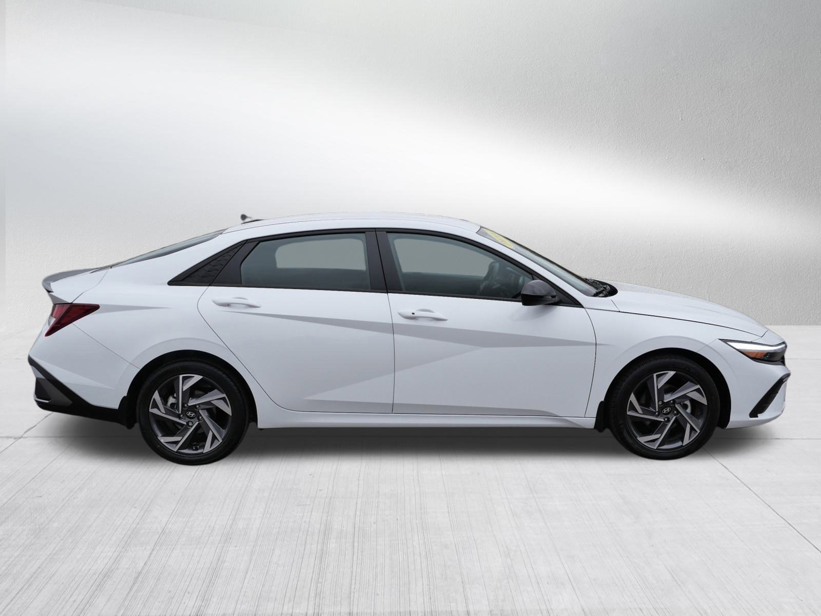 Used 2025 Hyundai Elantra Sport image 8